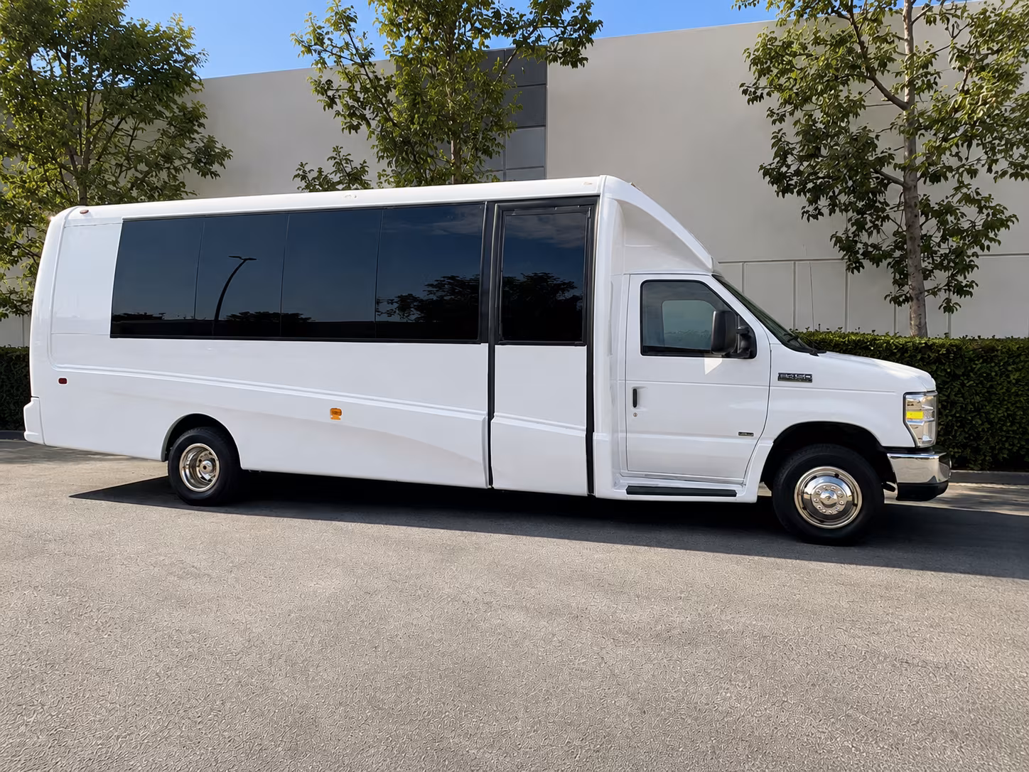 bus rentals for corporate airport transfers between brentwood and bay area airports