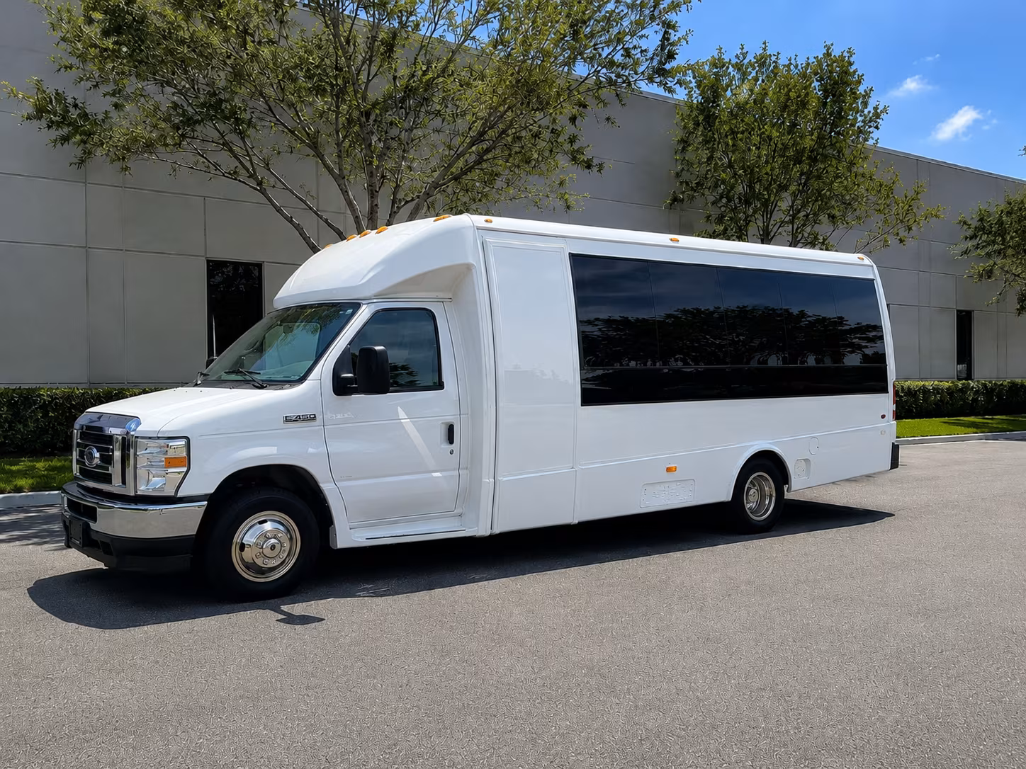 shuttle buses for brentwood employee commutes and daily office runs